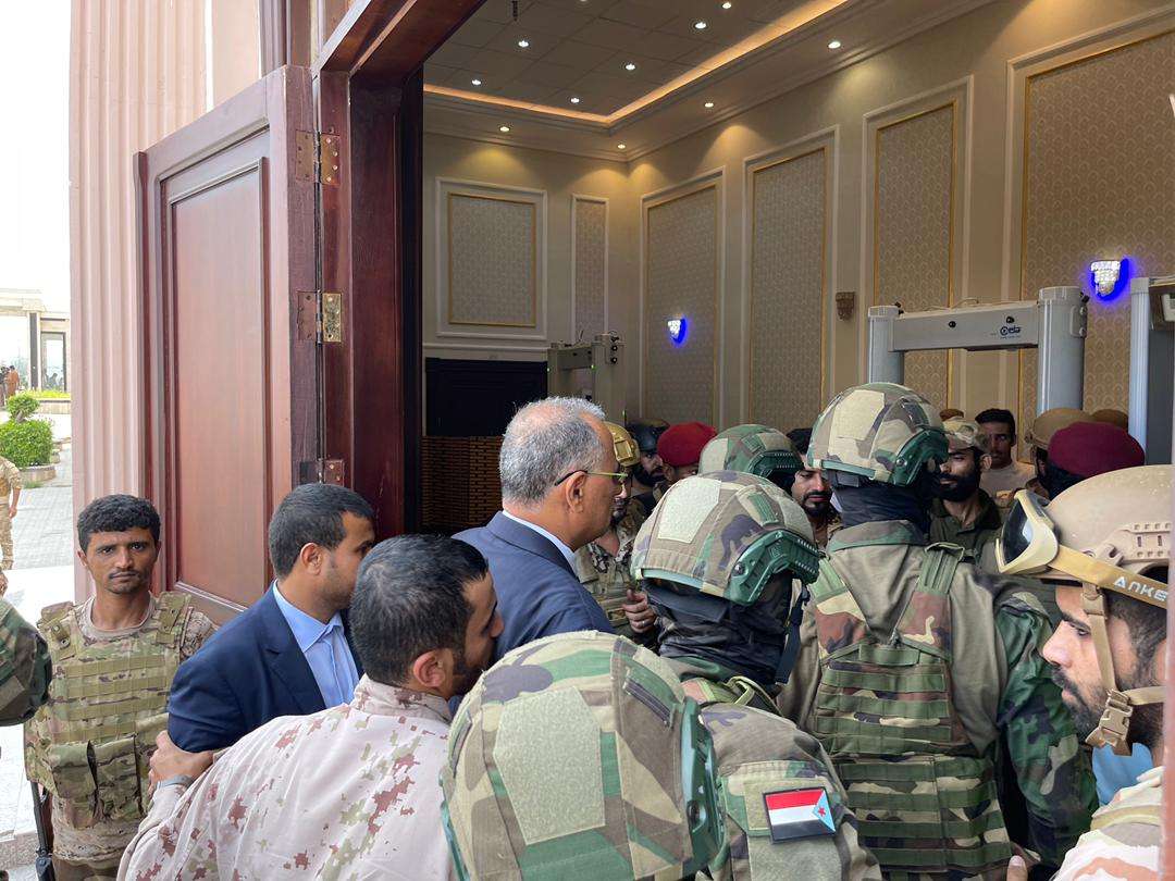 يوم تاريخي له مابعده
جهود حثيثه يبذلها اليمنيون مع اشقاءهم العرب للخروج من رحى الحرب التي أكلت الأخضر واليابس ، الطرف الوحيد الذي يرفض السلام حتى اللحظه هو الحوثي ، لكن كلام رئيس المجلس الرئاسي كان واضحاً ..
سنفرض السلام سلماً أو حرباً ، نحن مجلس دفاع وردع.
#المجلس_الرئاسي_في_عدن