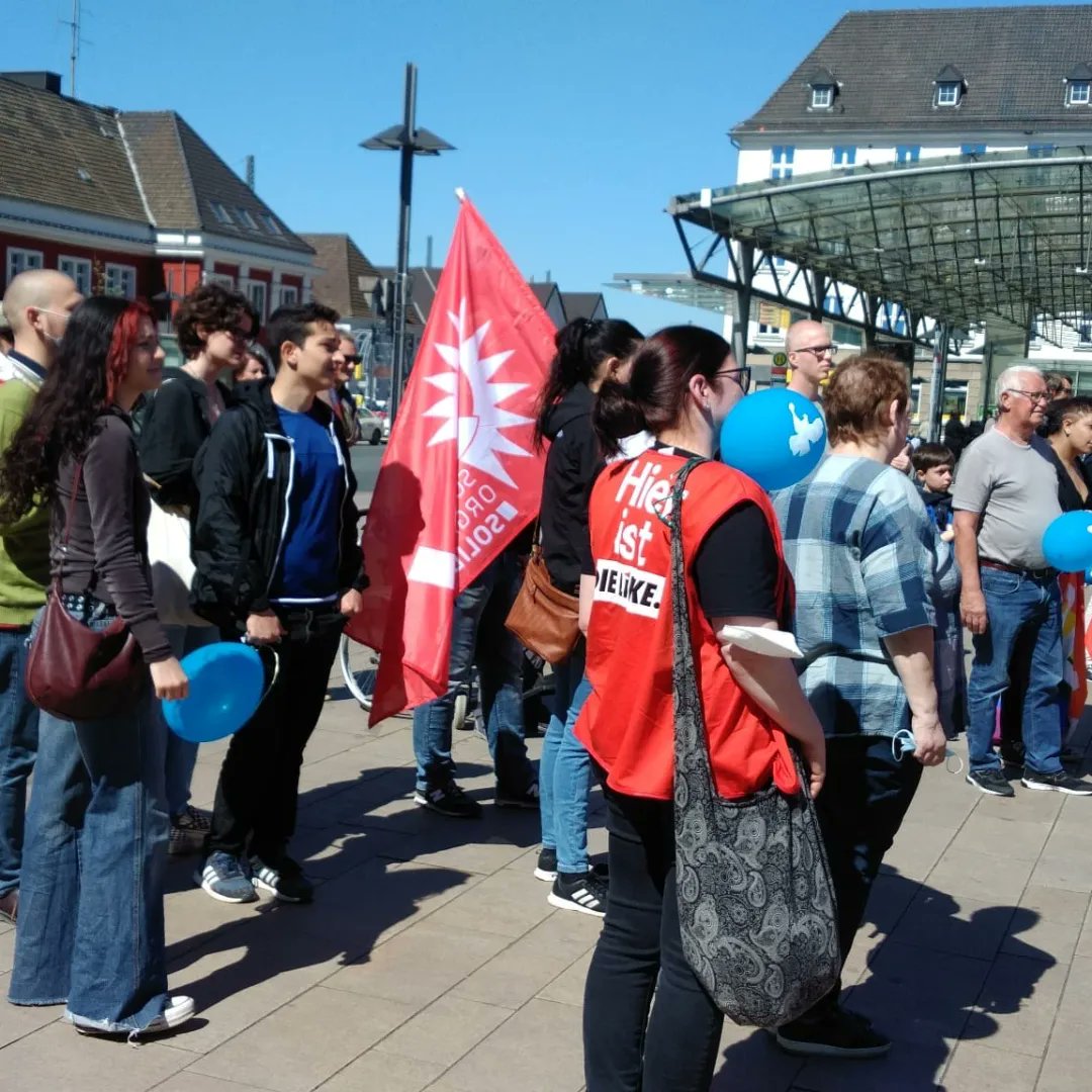 sol_hamm's tweet image. [1/5] Gestern waren wir mit ca. 80 Teilnehmenden beim Ostermarsch in Hamm.

Dort haben wir neben Büchern vom @ManifestVerlag unser Magazin „sozialismus heute“ und unsere sozialistische Zeitung „Solidarität“ angeboten.