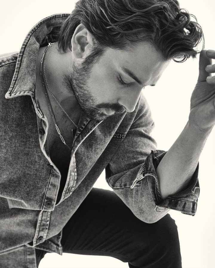 Ama Alp bey 🤩... il tuo look è da urloooo😍🔥🔥
Sei una meraviglia 🌈 ci vuoi tutte morte..🤭🤤
<a href="/AlpNavruz/">Alp Navruz</a> #AlpNavruz