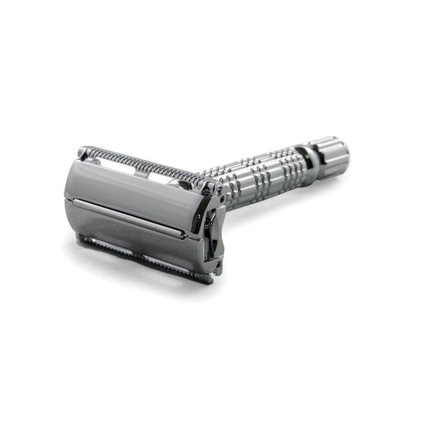 TSMercantile's tweet photo. The Rockwell Rookie R1 - $19.99
- Comes in White Chrome or Gunmetal finish
- A smaller blade gap which provides a mild shave
- 2.5 oz in weight
- Approx. 3.75" total length
- A knurled anti slip grip
- Classic butterfly open
More details--> https://t.co/77tEKJhJmy
#EconomyWeek https://t.co/EFA3hjdYDi