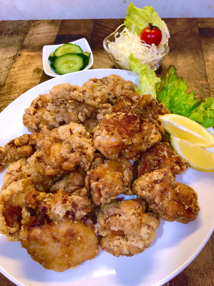 今日は仕事早目に切り上げる、決算数字が合わん😤😭 今晩飯 ＊唐揚げ 今日はこれで精一杯 今日はオヤツで乾杯🍻🍻🍻 明日も頑張る💪🏽