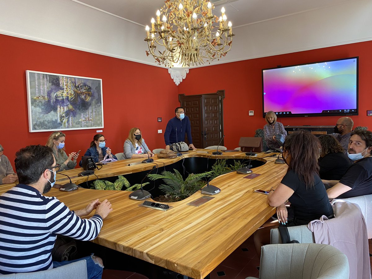 Gracias a <a href="/RomuGS/">Romu</a> alcalde de Gines por cedernos un salón espectacular para nuestra reunión comarcal y a <a href="/GuadaGines/">Guada Ginés</a> por esa visita guiada al nuevo ayuntamiento del que se tienen que sentir muy orgullosos. Siempre es un placer visitar este municipio. <a href="/RedGuadalinfo/">Vuela Guadalinfo</a> . Gracias!!!