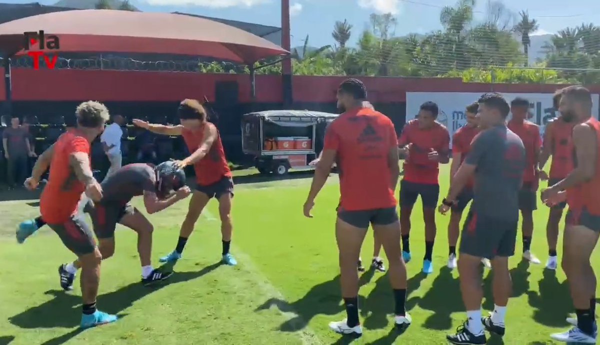 crisenoflamengo's tweet photo. cenas lamentaveis no treino gabigol agredindo integrante da comissão tecnica https://t.co/TnX96YhAWg