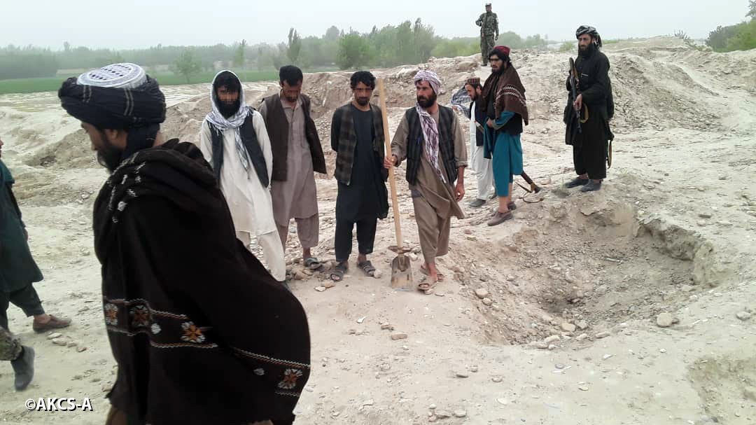 07 April, 2022, Zargar Tepe, Balkh Province: 
Further to a post on 21 Nov. 2021 on illegal archaeology and looting of artifacts in Balkh, a number of looters have been recently apprehended by a contingent of police assigned to protect such sites... bit.ly/392Y5YM