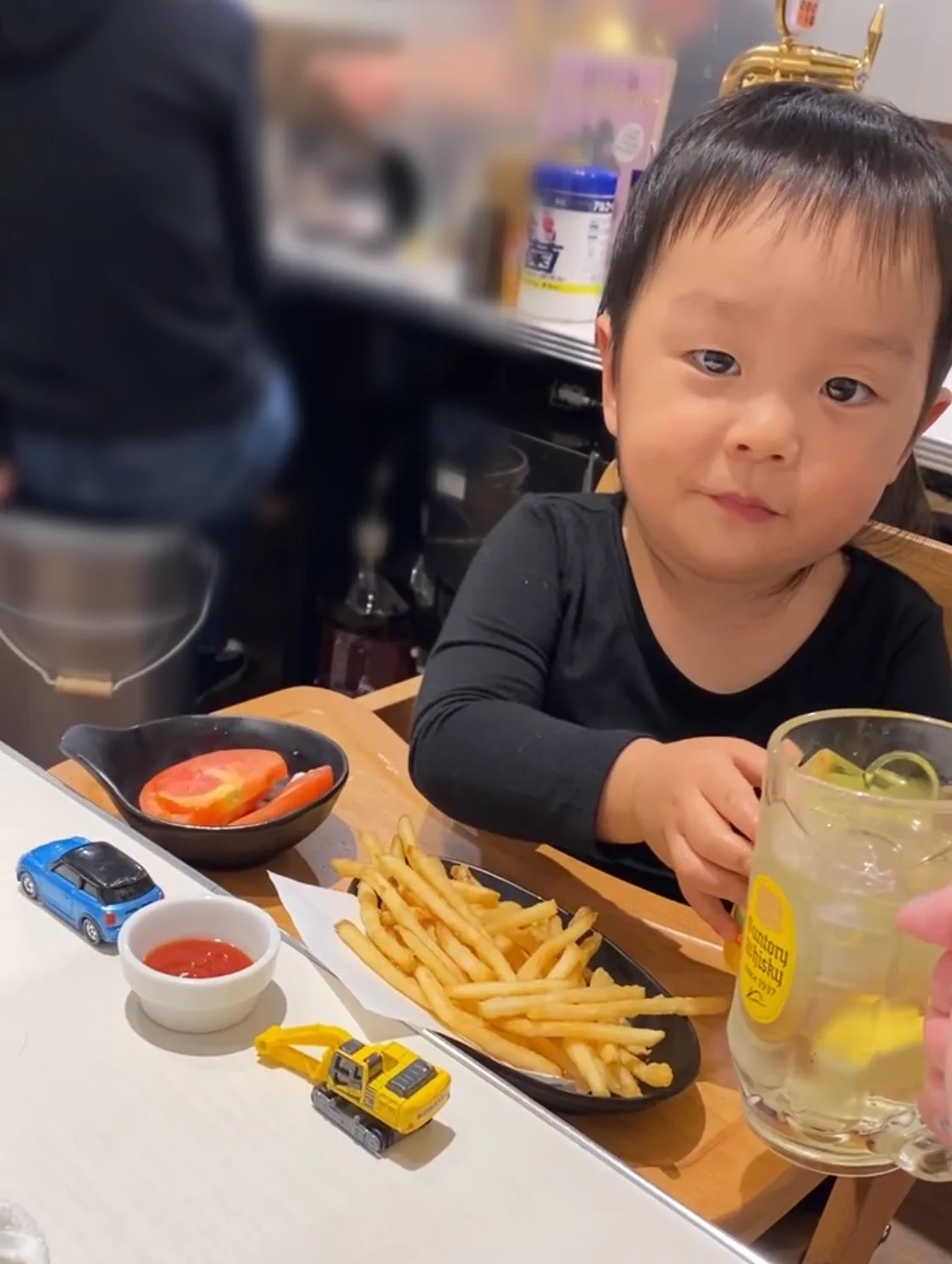 【可愛すぎっ‼】息子が2歳にして飲み友感が凄い