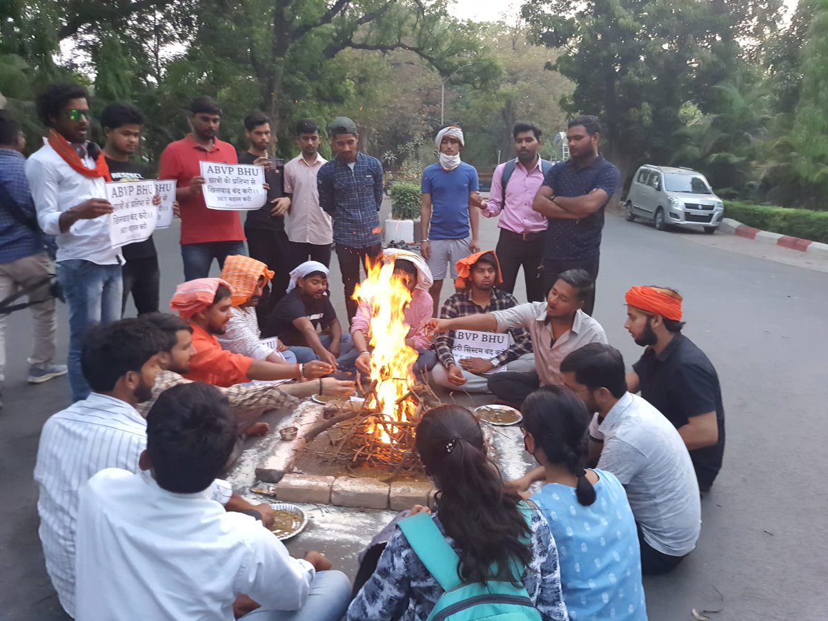 abvp_bhu's tweet photo. काशी हिन्दू विश्वविद्यालय से सम्बंधित सेंट्रल हिन्दू स्कूल में ई लॉटरी और मेरिट आधारित प्रवेश का अखिल भारतीय विद्यार्थी परिषद ने कुलपति आवास के समक्ष विश्वविद्यालय प्रशासन की सद्बुद्धि हेतु किया बुद्धि शुद्धि यज्ञ। स्कूल प्रवेश परीक्षा कराने की मांग पुनः दोहराई।
#SaveCHS https://t.co/x3nKRGG0OG