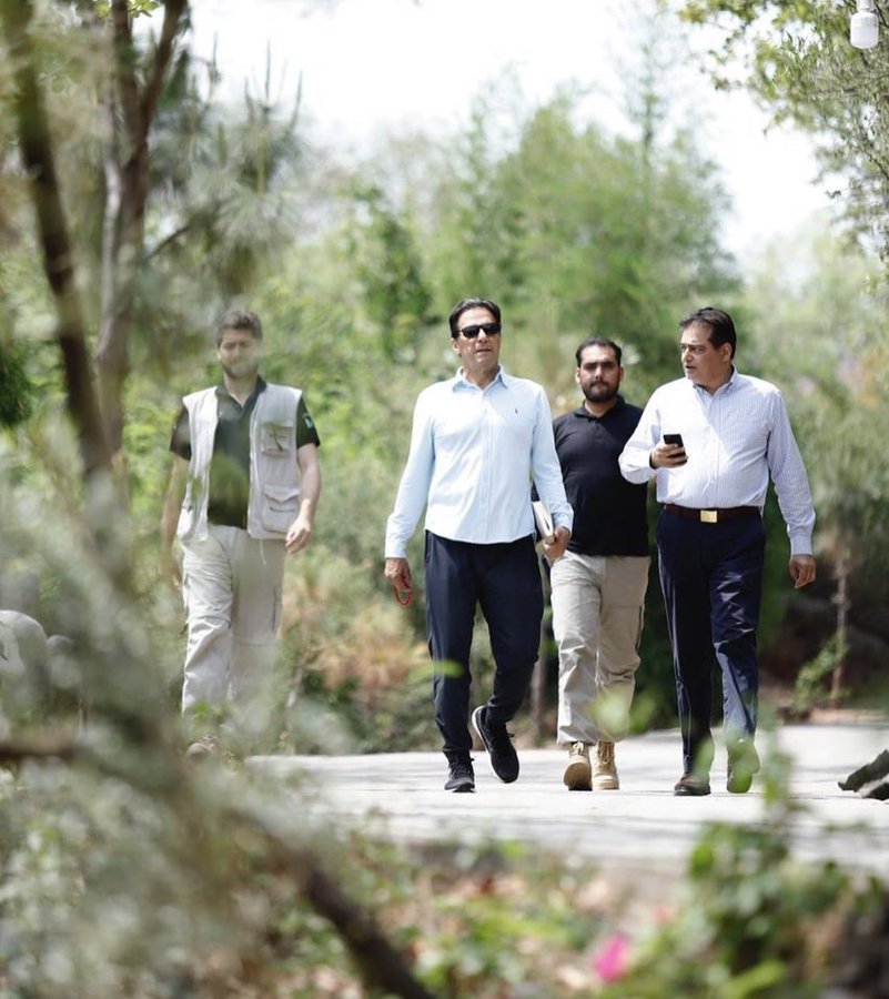 PTIOfficialMTN's tweet photo. Chairman PTI @ImranKhanPTI in Bani Gala earlier today. Imran Khan will address a huge public gathering in Lahore on 21st April. #امپورٹڈ_حکومت_نامنظور https://t.co/T3aZHFy7yD