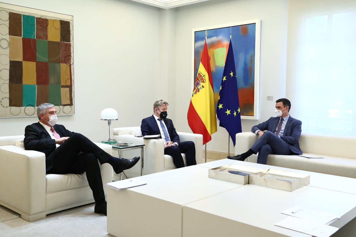 🆕#ANFAC se ha reunido hoy con el presidente del Gobierno para abordar la transformación de la #movilidad

🏛️En la reunión con <a href="/sanchezcastejon/">Pedro Sánchez</a> han estado presentes el <a href="/PresidenteANFAC/">Presidente ANFAC</a>, el presidente saliente José Vicente de los Mozos y el DG de #ANFAC 

👉anfac.com/actualidad/anf…