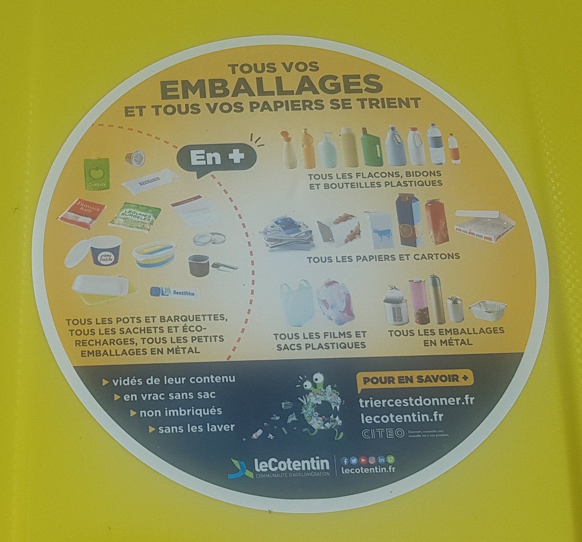 Rodriguez_Fab's tweet photo. Nous en avions rêvé, la communauté d'agglomération @leCotentin l'a fait! 😉 Distribution à #Valognes des conteneurs jaunes pour un ramassage sélectif des déchets à la porte à compter du 13 juin. Consommons mieux, réduisons et trions nos déchets. Ça chauffe! https://t.co/BwDfdKVh27