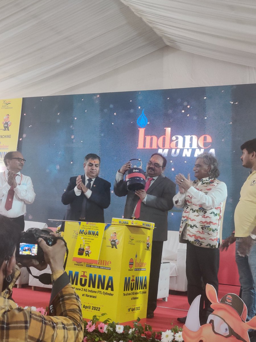 IOCL_UP's tweet photo. Moving an inch closer to our #Customer Mr. V Satishkumar @DirMktg_iocl today launched 2 kg FTL 'MUNNA' at Varanasi. It will be benefitting the small street vendors, migrant labour, students, etc., and would also curb non-standard spurious cylinders.@IndianOilcl https://t.co/8yn3MHmWg5