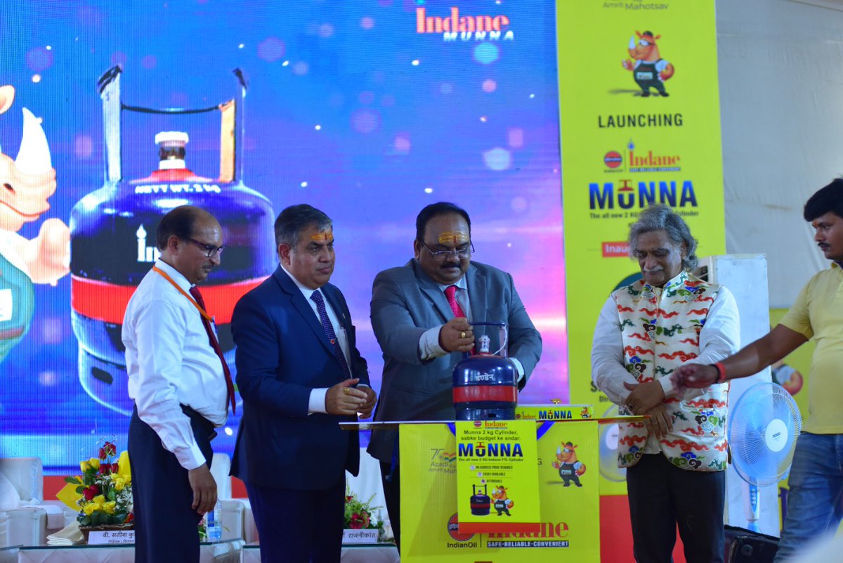 IOCL_UP's tweet photo. Moving an inch closer to our #Customer Mr. V Satishkumar @DirMktg_iocl today launched 2 kg FTL 'MUNNA' at Varanasi. It will be benefitting the small street vendors, migrant labour, students, etc., and would also curb non-standard spurious cylinders.@IndianOilcl https://t.co/8yn3MHmWg5