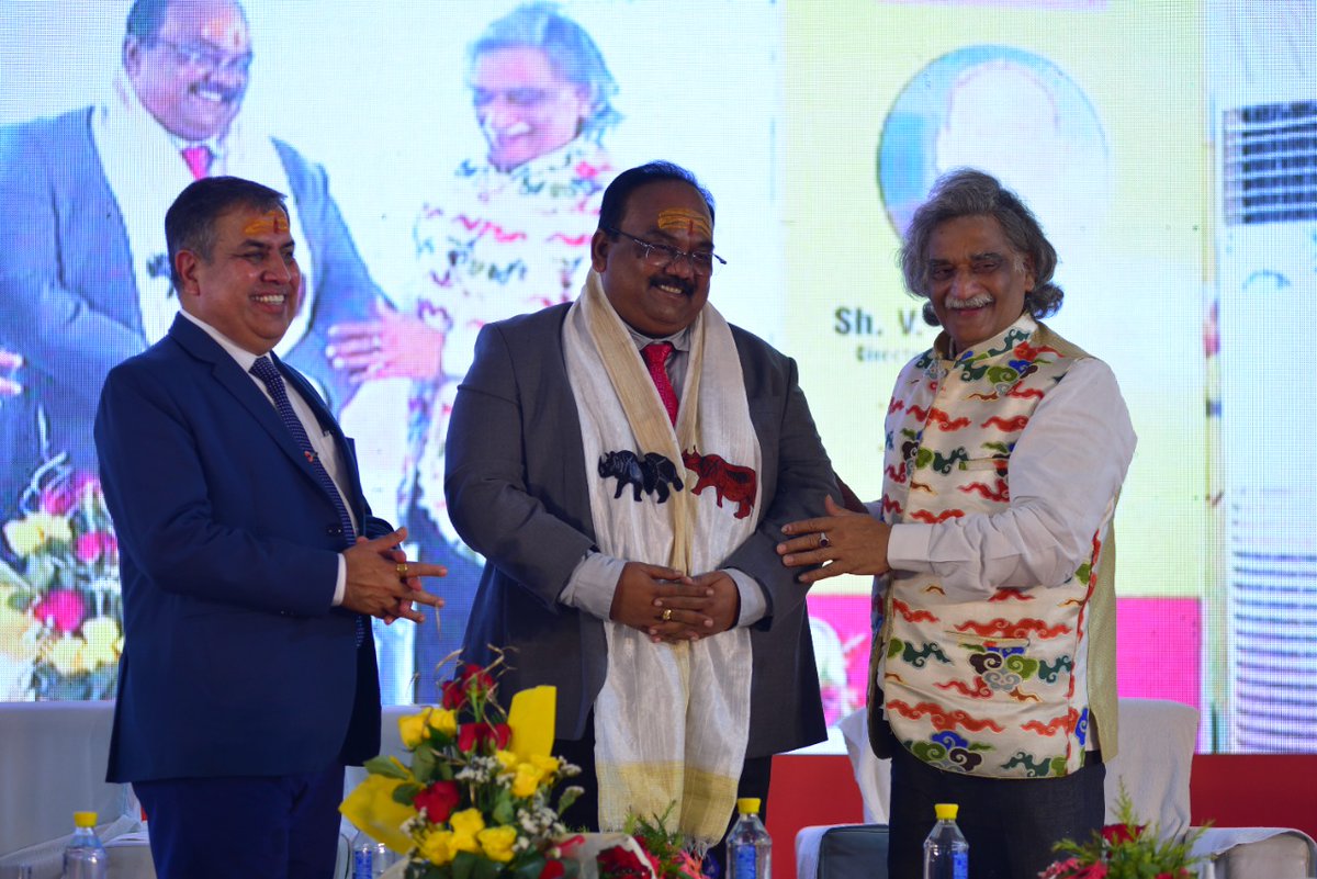 IOCL_UP's tweet photo. Moving an inch closer to our #Customer Mr. V Satishkumar @DirMktg_iocl today launched 2 kg FTL 'MUNNA' at Varanasi. It will be benefitting the small street vendors, migrant labour, students, etc., and would also curb non-standard spurious cylinders.@IndianOilcl https://t.co/8yn3MHmWg5