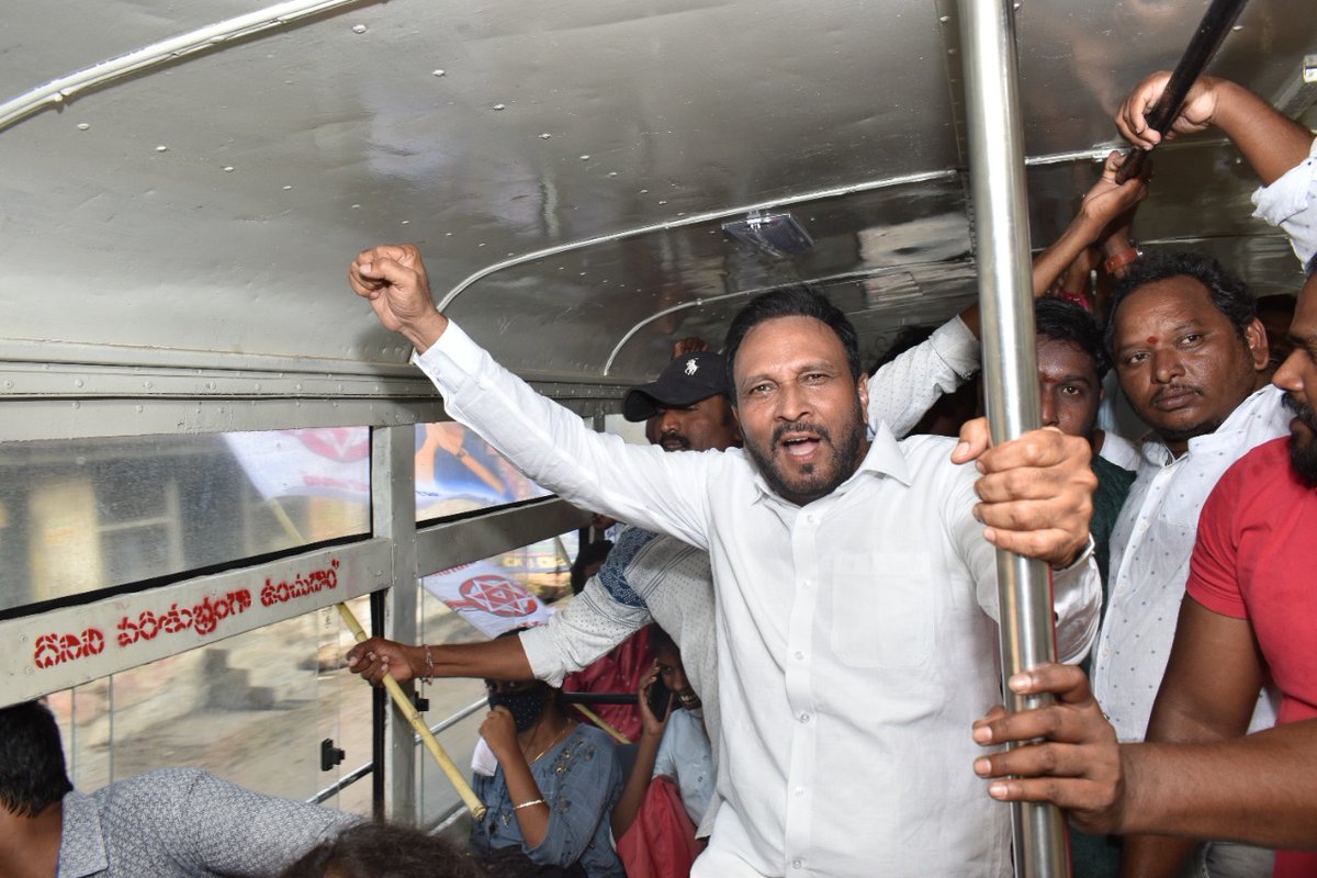 JanaSenaParty's tweet photo. రాష్ట్రంలో పెరిగిన ఆర్టీసీ బస్ చార్జీలు తక్షణమే తగ్గించాలని డిమాండ్ చేస్తూ అమలాపురం నియోజకవర్గం జనసేన పార్టీ ఇంచార్జ్ శ్రీ శెట్టిబత్తుల రాజబాబు గారి ఆధ్వర్యంలో ఈ రోజు అమలాపురం ఆర్టీసీ బస్ డిపో ఎదుట పెద్ద ఎత్తున ధర్నా చేయడం జరిగింది. https://t.co/cOkB2YKcR4