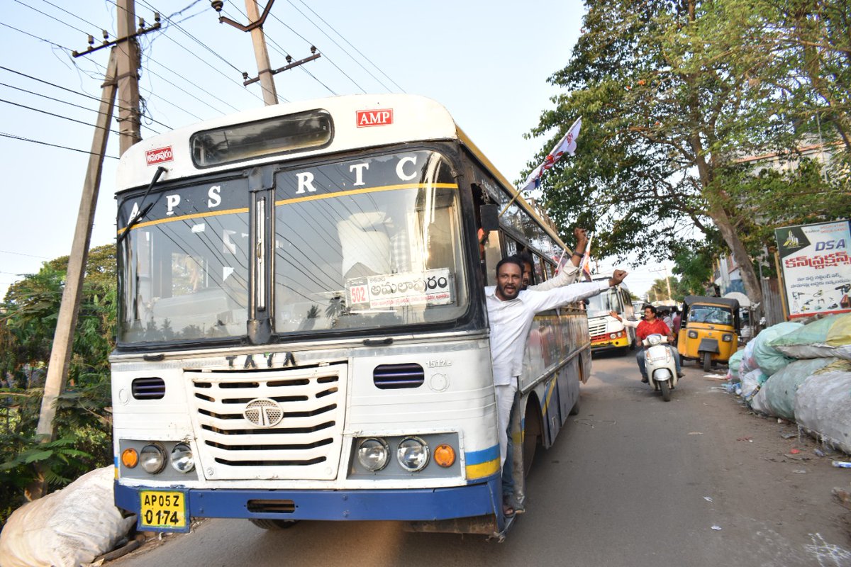 JanaSenaParty's tweet photo. రాష్ట్రంలో పెరిగిన ఆర్టీసీ బస్ చార్జీలు తక్షణమే తగ్గించాలని డిమాండ్ చేస్తూ అమలాపురం నియోజకవర్గం జనసేన పార్టీ ఇంచార్జ్ శ్రీ శెట్టిబత్తుల రాజబాబు గారి ఆధ్వర్యంలో ఈ రోజు అమలాపురం ఆర్టీసీ బస్ డిపో ఎదుట పెద్ద ఎత్తున ధర్నా చేయడం జరిగింది. https://t.co/cOkB2YKcR4