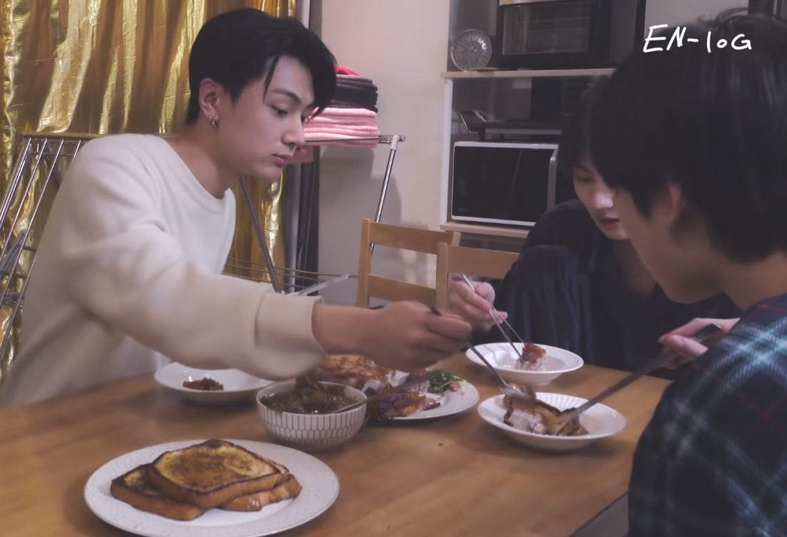jongseongsjay's tweet photo. Jay didn’t just make a reservation at a fancy restaurant to have a 5-course celebratory dinner with sunoo. He studied a gordon ramsay recipe and spent 3 hours cooking sunwon a dish at home. Giving gifts, quality time, acts of service all rolled into one. He’s love personified. https://t.co/G8ZNuJHi1O