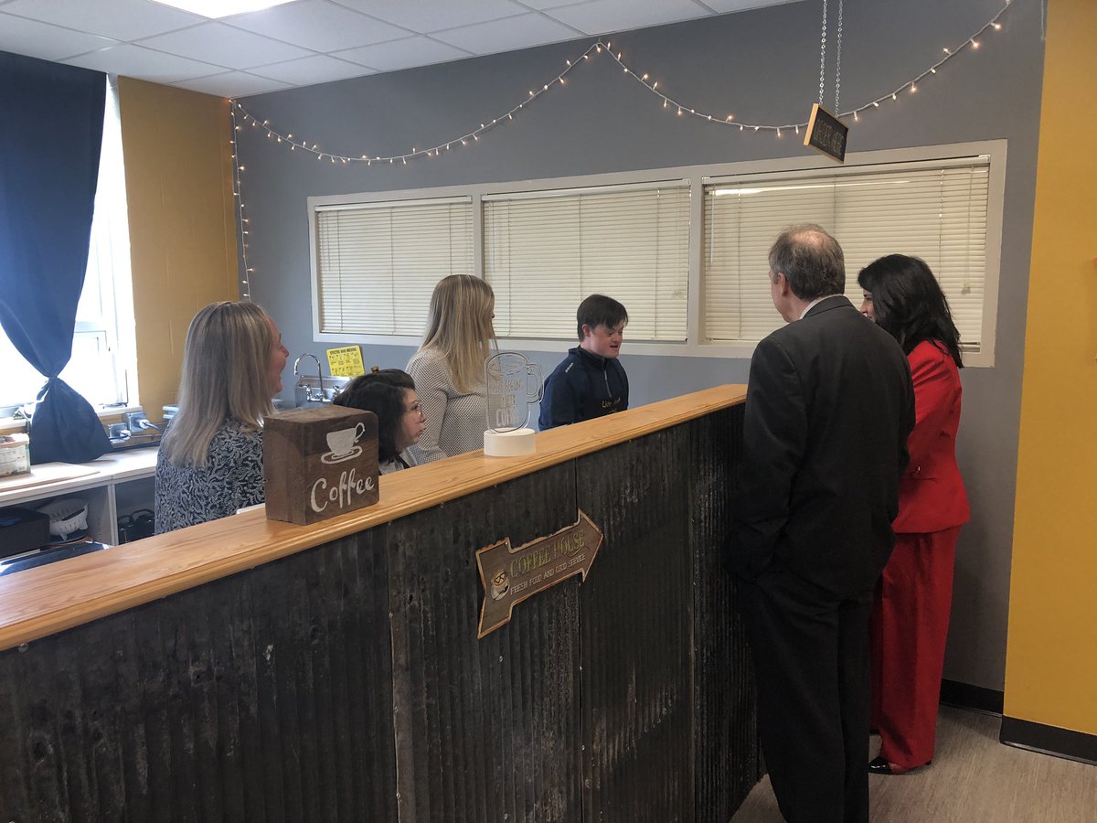 MikeGorsegner's tweet image. The @PADeptofEd Executive Deputy Secretary of Education Dr. Debora Carrera visits @rlashs @rlschools to see different programs that are connecting students to everyday life needs like internships and even the internet. @CBS21NEWS