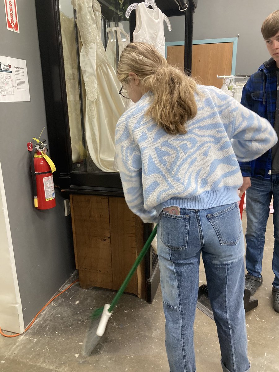 MtVernonHS's tweet photo. MVHS student leaders volunteering this morning at Hope House! #YLHC https://t.co/vMwPGQtGR8
