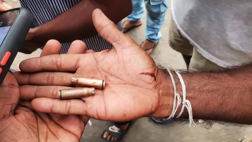 nperera__'s tweet photo. Sri Lankan police and stf have opened fire on protesters in Rabukkana.  Eleven people were injured and one died.  Is this the freedom that the people of Sri Lanka deserve in the future ? #GoHomeRajapaksas #SriLankanCrisis #GoHomeGota2022 #SriLankaEconomicCrisis https://t.co/aDE8GfNZQ0