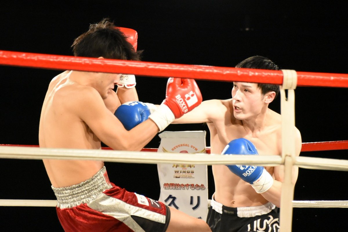 ki19ck's tweet photo. 序盤からお互いワンツーのヒットあり　埜口選手のフックが顎を捉える場面はあるものの徹選手は頑丈　ガンガン攻められても効いた様子は無く、左フックやアッパー、テンカオを刺す
ただペースは埜口選手　左右フックやハイのコンボが良く、3Rラストにワンツー連打でスタンディングダウン獲得
#KROSSOVER https://t.co/WSsNwbG6Pa