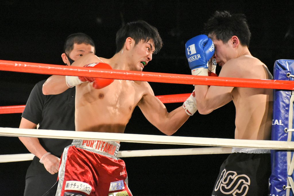 ki19ck's tweet photo. 序盤からお互いワンツーのヒットあり　埜口選手のフックが顎を捉える場面はあるものの徹選手は頑丈　ガンガン攻められても効いた様子は無く、左フックやアッパー、テンカオを刺す
ただペースは埜口選手　左右フックやハイのコンボが良く、3Rラストにワンツー連打でスタンディングダウン獲得
#KROSSOVER https://t.co/WSsNwbG6Pa