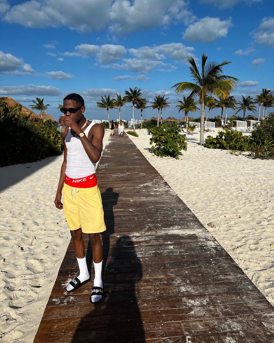 nwbonez's tweet photo. Cheers to life π₯πI got loved ones that ainβt make it this farπ―πΆ #Salud #LLMUSHY #LLCEO #LLGLOCK #LLZAYY #FREE1600 https://t.co/VtyoCdtnLA