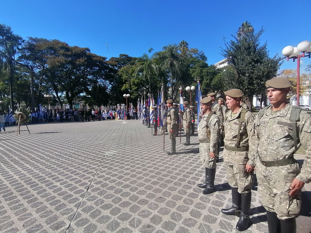 En el marco de um nuevo aniversario del Desembarco de los Treinta y Tres Orientales, el presidente de la Junta Departamental de Tacuarembó, Felipe Bruno, participa del acto en la Plaza 19 de Abril. La oratoria estuvo a cargo deñ Instituto de Formación Docente.