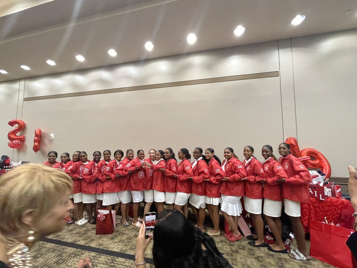 myepicline's tweet photo. My legacy crossed over into Deltaland! Took a picture with National President!  2nd National President is member of the Chapter! Spr.22! UNT! #Delta Eta Chapter DST #19 Divine DeZHign #Delta 
#16 #SPIN-OFF
#Blessing tree https://t.co/7XmFbArA4F