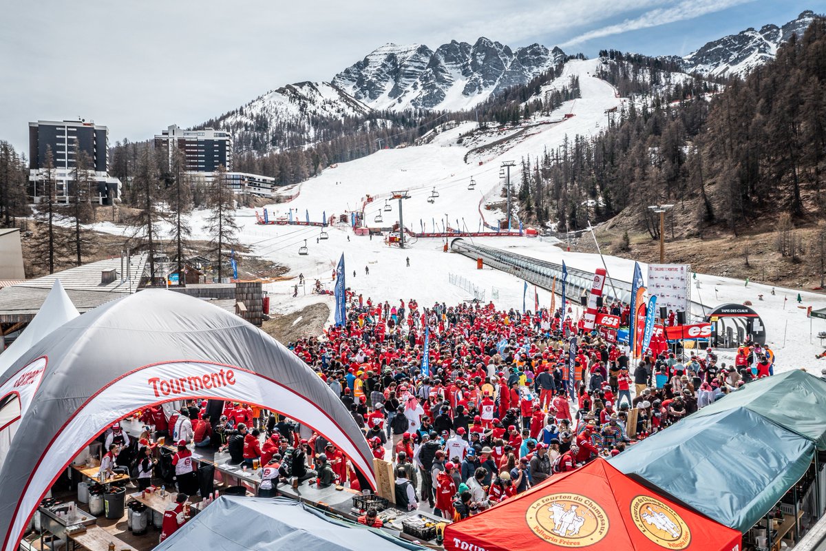 🔴 La marée rouge <a href="/esf_officiel/">𝗲𝘀𝗳</a> est à Vars pour clôturer la saison ⛷️ #VarsFob