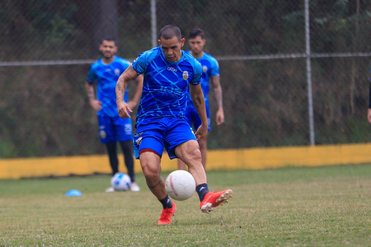 DvoTachira's tweet photo. 🔛⚽️ ¡En marcha la práctica de hoy, en el búnker Aurinegro! 💪🏽🔥

#VamosTáchira 💛🖤 https://t.co/nMf4IgmEmp