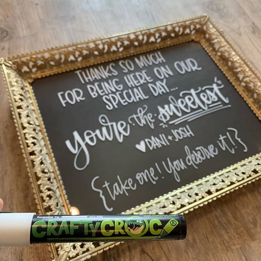 CraftyCrocArt's tweet image. A happy couple on their wedding day.

📸 IG: @emilybrowndesigns

#chalkmarkers #chalkboardmarkers #chalkpens #weddingsigns #chalkboardsigns #chalkboardpens #liquidchalkmarkers #chalklettering #chalkboardlettering