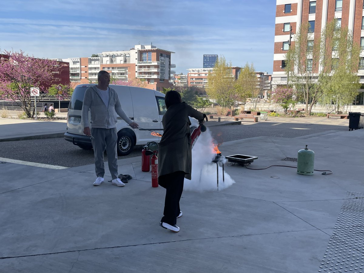 Théorie, mais aussi pratique, pour se former à la mise en sécurité du public et la gestion de départs de feu ! L'équipe est parée pour assurer la sécurité dans votre lieu de formation quoi qu'il arrive 🔥