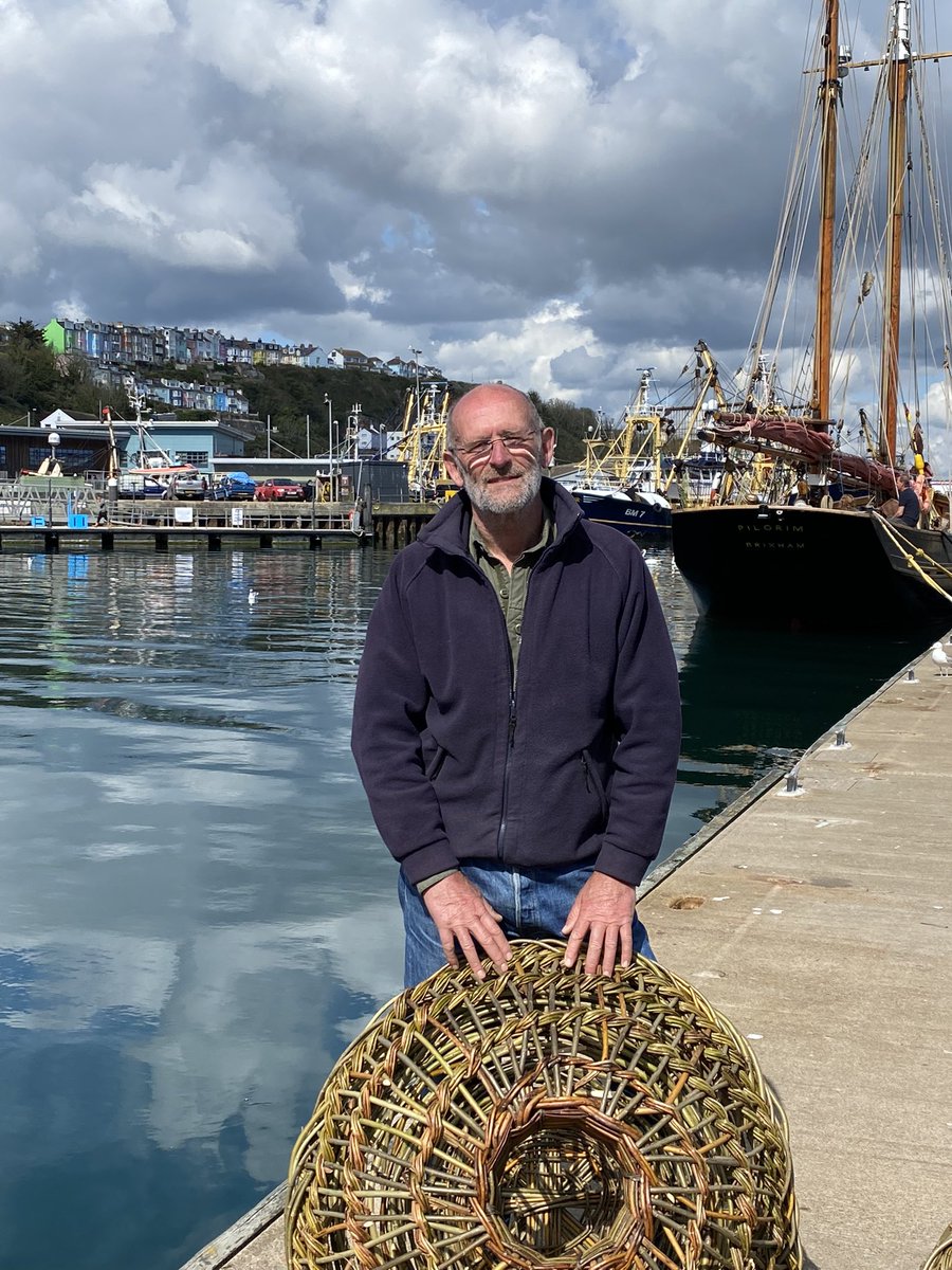 fishsarah's tweet image. A lovely morning with Dave &amp;amp; Jean French today discussing withy pots &amp;amp; the new zero plastic potting system for landing shellfish to @therockfishuk Interesting times ahead with rest of the pots going in the water this week now that the natural paint for the cork buoys arrived 🦞🦀
