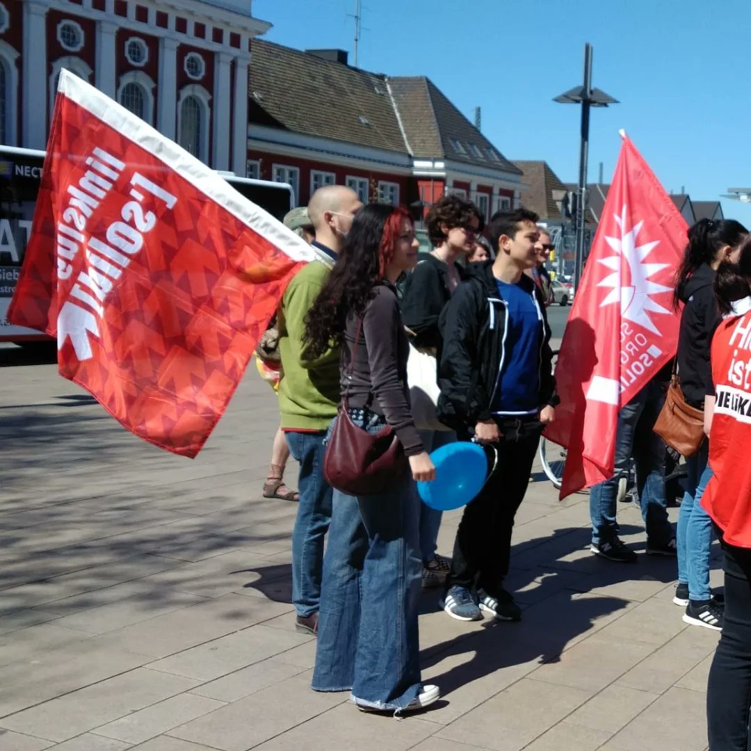 jfshamm's tweet image. [1/4] Am Montag haben wir uns am Ostermarsch beteiligt. Insgesamt haben in etwa 80 Leute in Hamm teilgenommen.

Wir haben Flyer verteilt, haben Reden gehalten und hatten einen eigenen Infostand, wo wir mit Leuten ins Gespräch gekommen sind.