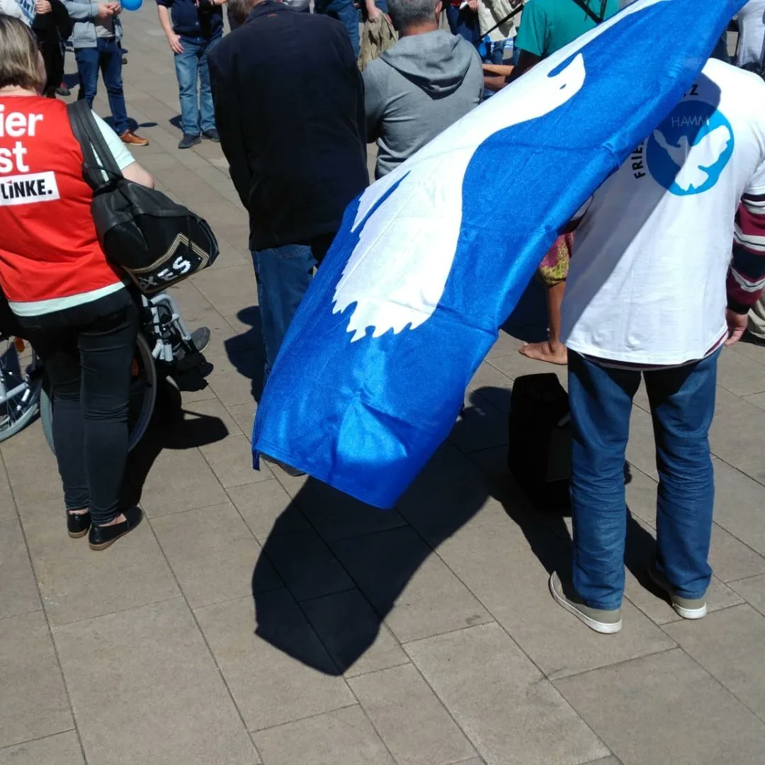 jfshamm's tweet image. [1/4] Am Montag haben wir uns am Ostermarsch beteiligt. Insgesamt haben in etwa 80 Leute in Hamm teilgenommen.

Wir haben Flyer verteilt, haben Reden gehalten und hatten einen eigenen Infostand, wo wir mit Leuten ins Gespräch gekommen sind.