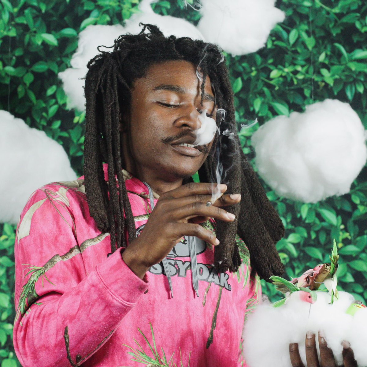 Rey_Morado's tweet photo. Since we dropping the album tomorrow we gotta celebrate it right. Having a session to commemorate the drop 💨 if I send you a rolling paper you’ll know the details 🔥#SevenGrams #7Gs https://t.co/V1Xnj3KY31