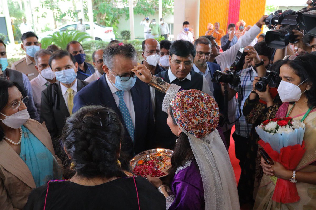DrTedros's tweet image. Visited @AIIA_NDelhi, a role model health center for integration of traditional and modern medicine, where health practitioners jointly work on patients’ diagnosis and care, and scientific research. Pleased @WHO triple billion targets provide inspiration for compassionate care.