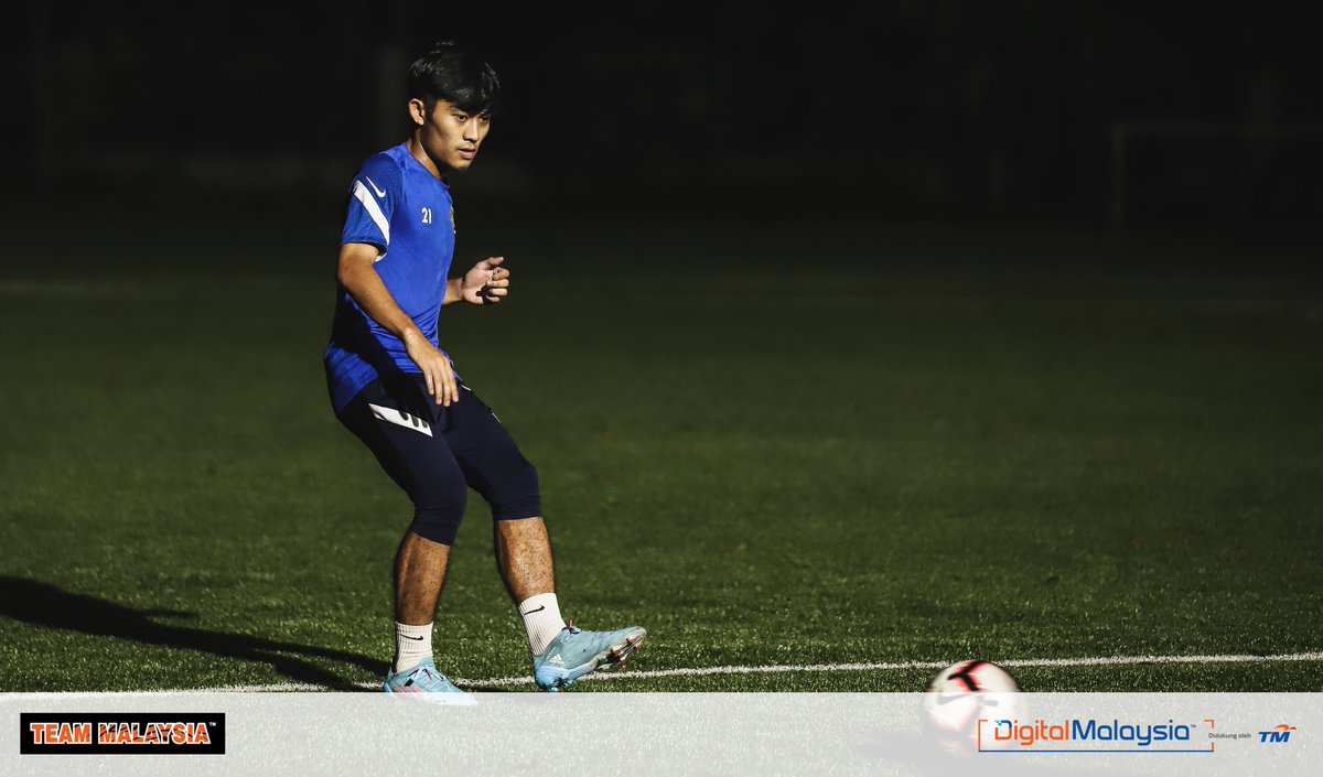 UnifiSports's tweet photo. Antara pemain #HarimauMalaya B-23 yang sudah turun latihan malam ini, Shafi Azswad daripada @OfficialJohor  III, Haqimi Azim daripada @KLCityFootball serta Fahmi Daniel &amp; Faiz Amer yang mewakili @selangorfc II. #Hanoi2021 #KamiTeamMalaysia https://t.co/k0cEogotyB