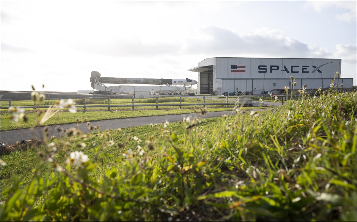 nasahqphoto's tweet photo. The @SpaceX Falcon 9 and Crew Dragon spacecraft for the #Crew4 mission was rolled out at Launch Complex 39A this morning. More 📷: https://t.co/PyBty4wro5 https://t.co/1D2enf9Trr
