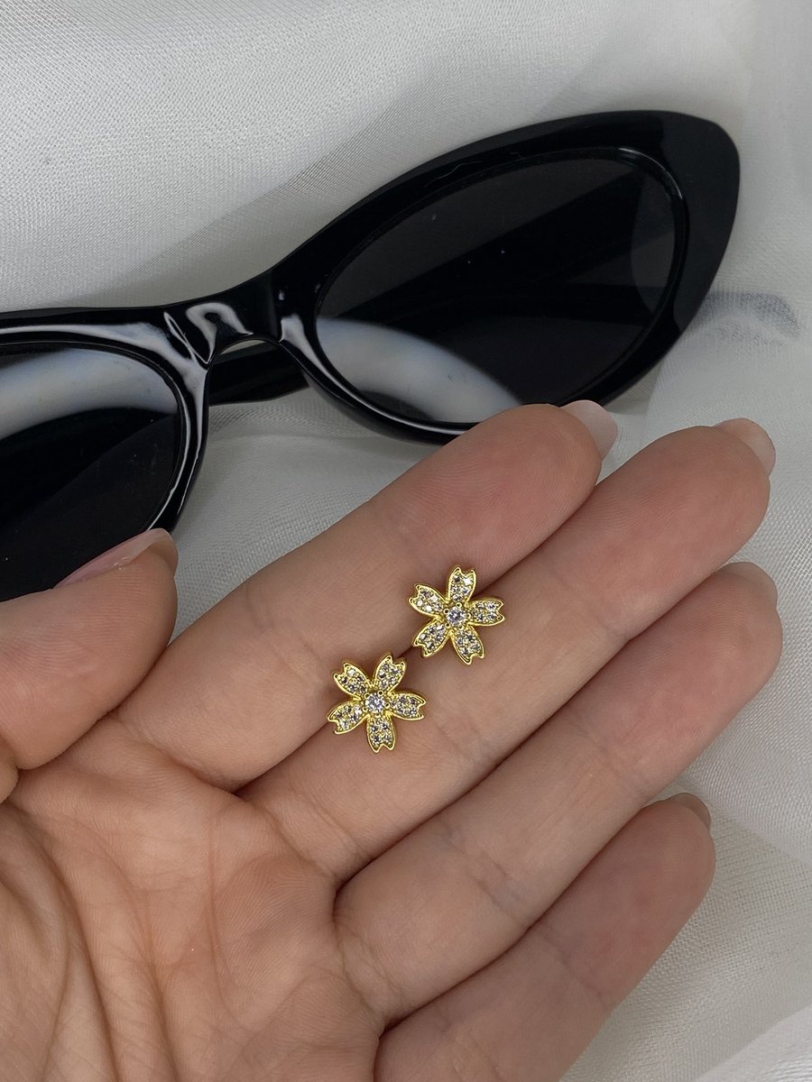Ale200Azi's tweet photo. Hola hola! Gente tengo una página de joyería en IG: @november.2321 y estoy con liquidación de mercadería para pronto tener un nuevo ingreso! 
Vayan y se dan un vueltita 🤍✨ hay precios increíbles 🤍 https://t.co/csyEQcorMk