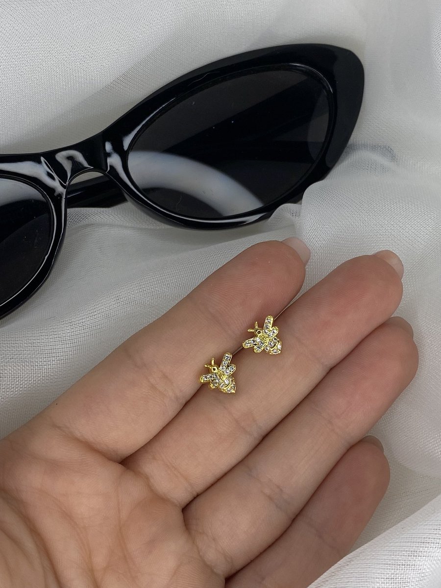 Ale200Azi's tweet photo. Hola hola! Gente tengo una página de joyería en IG: @november.2321 y estoy con liquidación de mercadería para pronto tener un nuevo ingreso! 
Vayan y se dan un vueltita 🤍✨ hay precios increíbles 🤍 https://t.co/csyEQcorMk