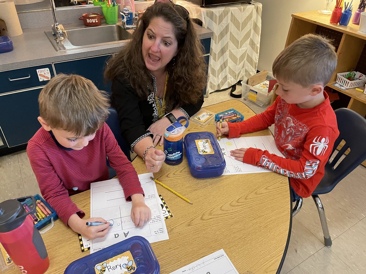 faithkendallsc's tweet photo. Pre-K Bookman Beacons practicing AVID Focused Notetaking. @RichlandTwo @BookmanRoad @kjameshill @AVID4College @AVIDProflearn @AvidSoutheast @DrBaronDavis https://t.co/OEhAKiVznA