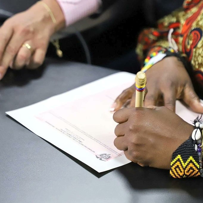 Nos comprometemos ante el pueblo colombiano, en la Notaria 17, a que NO HABRÁ NINGUNA EXPROPIACIÓN, NO SE ATACARÁ NI AFECTARÁ A LA PROPIEDAD PRIVADA, porque respetamos la Constitución. #FranciaLaViceDelCambio #VamosAVivirSabroso