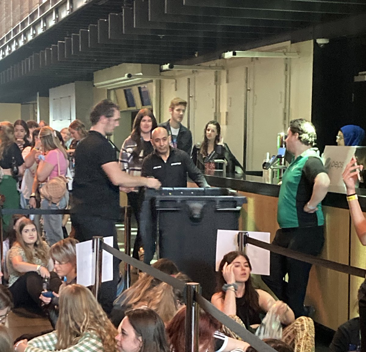 InvisiblePanicx's tweet photo. OMG THEY’RE WHEELING @Calum5SOS PAST US WOOOO https://t.co/TtsSEV4gUz