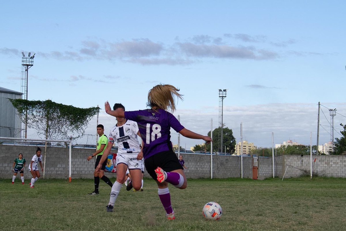 El sábado, nuestro equipo femenino jugó con <a href="/qacoficial/">Quilmes A.C.</a> en el Club Atlético Lugano. El resultado fue 1 a 3. 

¡Seguimos avanzando en el campeonato de AFA!
¡Vamos las pibas!

#VillasUnidas
#FutbolFemenino
#DesdeElPie