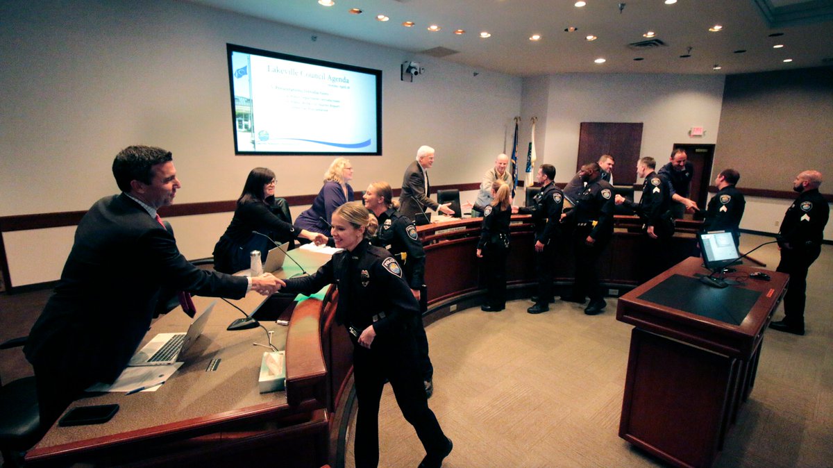 Congratulations to 5 new @LakevillePD_MN Officers and 3 newly promoted Sergeants that were recognized by Chief Long at last night's City Council meeting! 🚓🚨 #PublicSafety #Lakeville