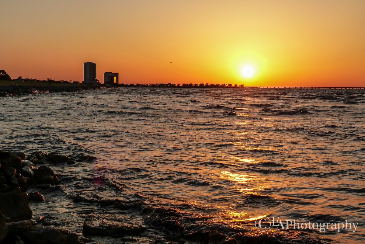 Amid a red glow a golden drop of sun drops into Lake Pontchatrain #OnlyLouisiana #lawx #LakePontchartrain #sunset #ThePhotoHour #sunsetphotography #TwitterNatureCommunity #NatureBeauty #NaturePhotography #NOLA