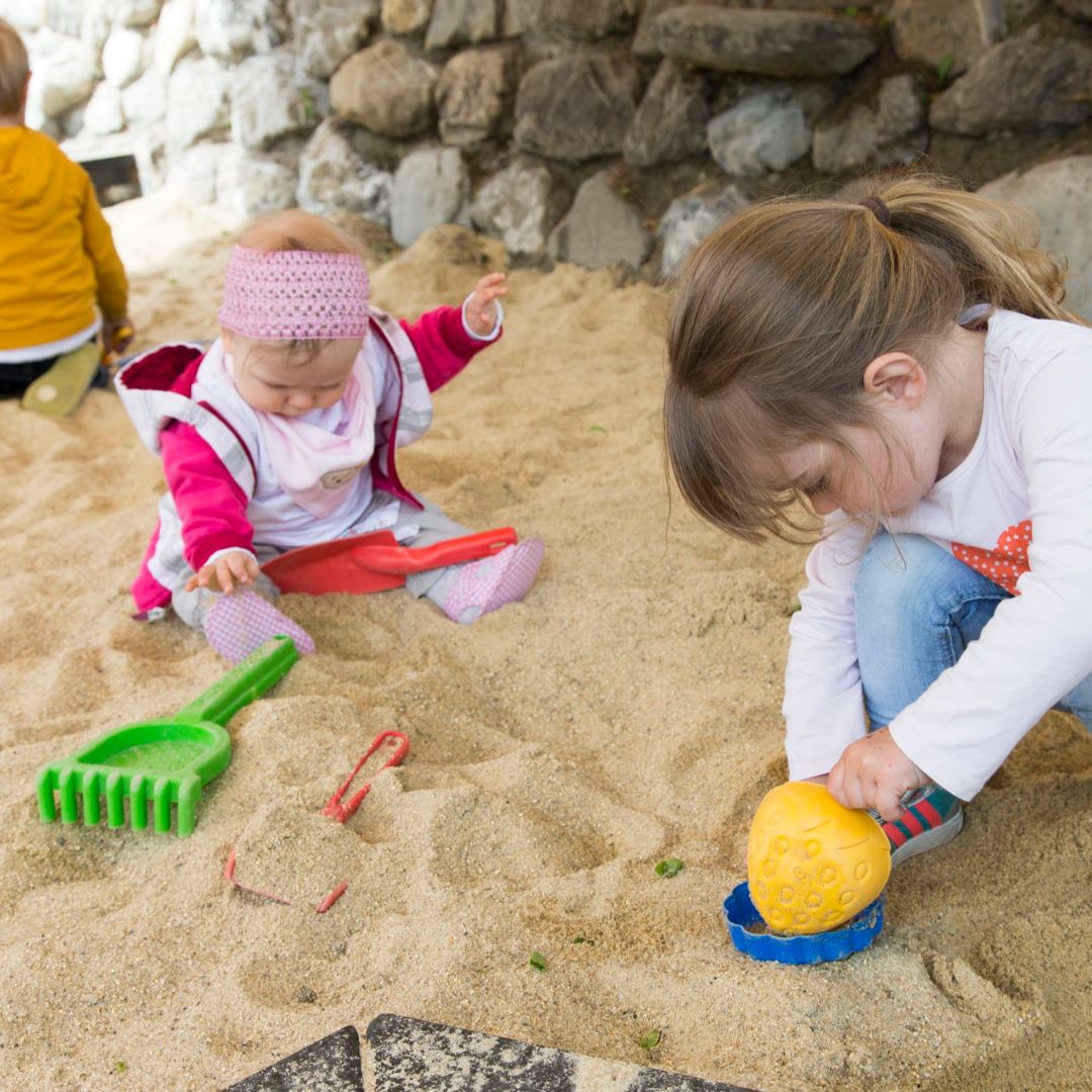 familotel's tweet photo. Der Klassiker Sandkasten! 😍 

Auch bei den Geschwistern ist der Sandkasten im Familotel Alphotel das Größte. 👍 

Habt ihr lustige Sandkasten-Geschichten? Wir freuen uns auf eure Erlebnisse!

(Werbung)
#sandkasten #sandkastenfreunde #familytime #geschwister https://t.co/zZlW0rBySh