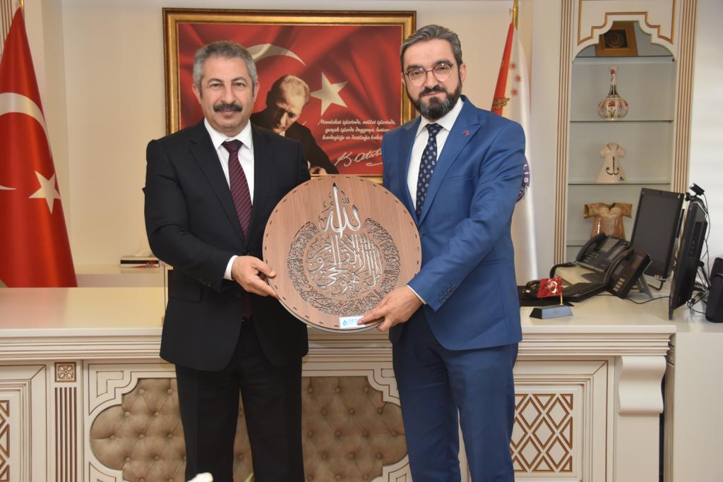 Polis Teşkilatımızın 177. Kuruluş yıldönümü nedeniyle İl Emniyet Müdürü Engin Dinç’i 
İl Başkanımız <a href="/KaracaSeyit/">Dr.Seyit Karaca</a>, Yön. Krl. Üyelerimiz <a href="/Avsefacoskun/">Av. Sefa Coşkun</a>, <a href="/eldenahmed/">Ahmet ELDEN</a>, <a href="/AhmetOkmus/">Ahmet OKUMUŞ</a>, Meram İlçe Başkanımız <a href="/hidayet_koyuncu/">Hidayet Koyuncu</a> ve Karatay İlçe Başkanı <a href="/TahraliAhmet/">Ahmet TAHRALI</a> ziyaret etti. <a href="/devapartisi/">DEVA Partisi</a>