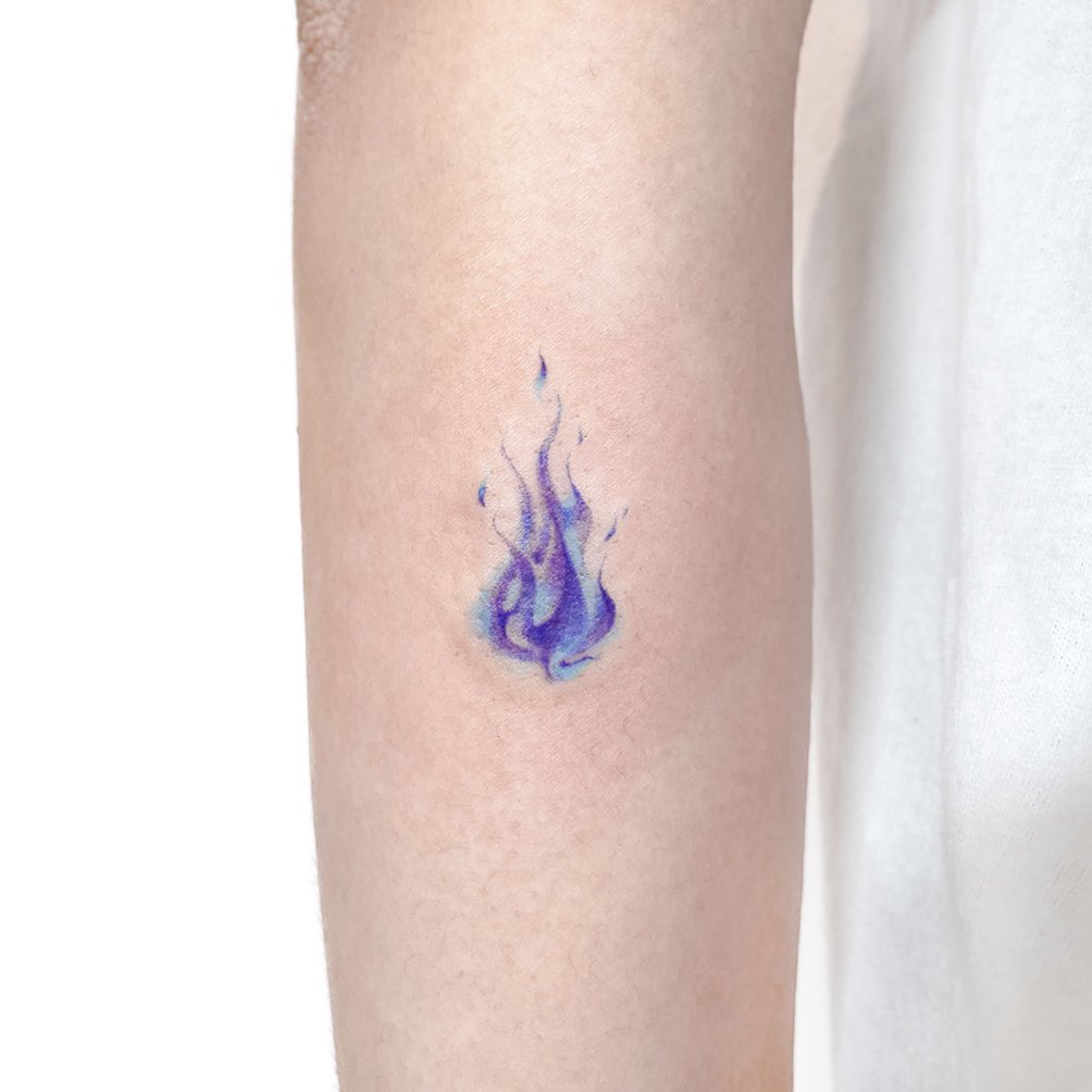 uzotattoo's tweet photo. 작은 불꽃💙💜🔥 https://t.co/vX6PidWua7