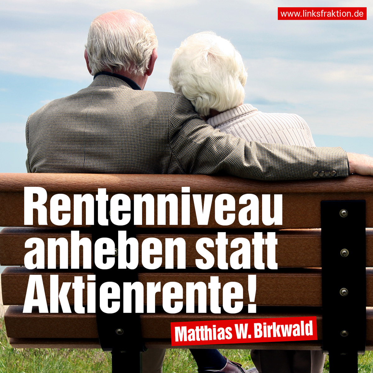 Symbolbild: Ein Rentnerpärchen auf einer Parkbank. Darüber das Zitat von Matthias W. Birkwald: Rentenniveau anheben statt Aktienrente!